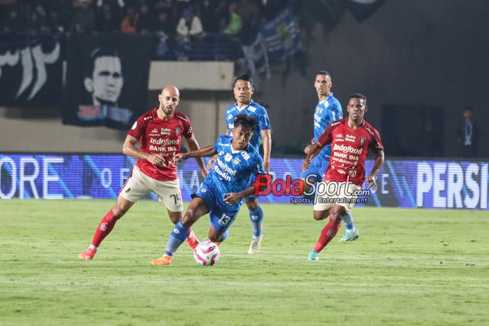 Febri Hariyadi (depan) sedang menguasai bola dalam laga leg kedua Championship Series Liga 1 2023 antara Persib Bandung versus Bali United