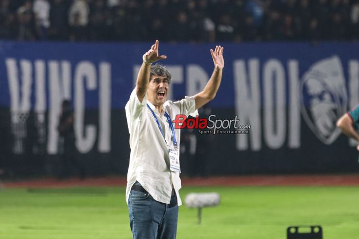 Pelatih Bali United, Stefano Cugurra alias Teco, sedang memberikan intruksi kepada para pemainnya bertanding di Stadion Si Jalak Harupat, Bandung, Jawa Barat, Sabtu (18/5/2024).