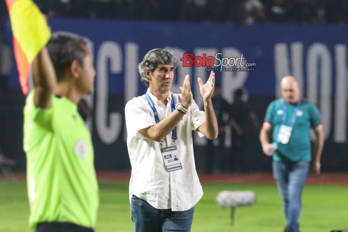 Pelatih Bali United, Stefano Cugurra alias Teco, sedang memberikan intruksi kepada para pemainnya bertanding di Stadion Si Jalak Harupat, Bandung, Jawa Barat, Sabtu (18/5/2024).