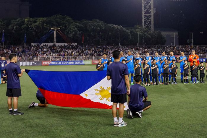 Timnas Filipina sebelum laga lawan Irak. Kini mereka siap menghadapi Indonesia di kualifikasi Piala Dunia dan ASEAN Cup demi mencuri rahasia dan ilmu.