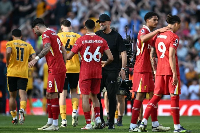 Liverpool mempersembahkan kado manis perpisahan mereka dengan Juergen Klopp lewat kemenangan 2-0 atas Wolverhampton Wanderers pada laga pamungkas Liga Inggris 2023-2024 di Stadion Anfield.