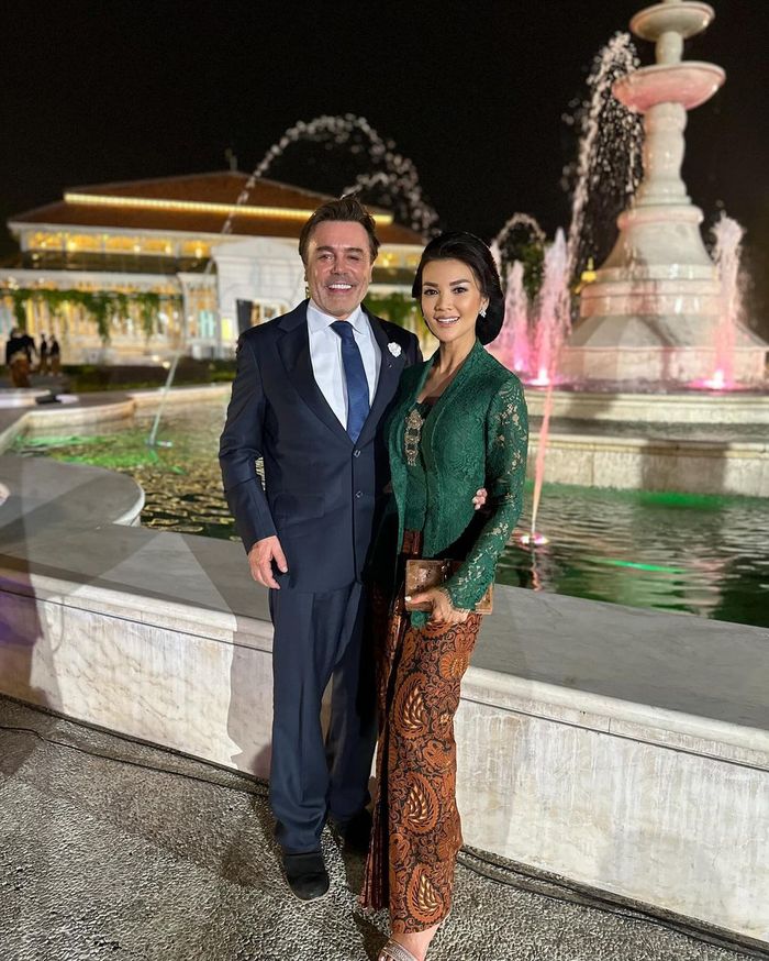 Farah Quinn dan sang suami di Pura Mangkunegaran.