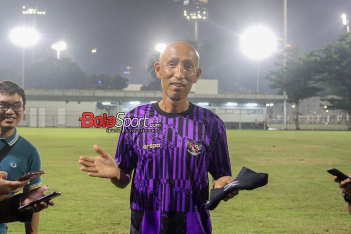 Pelatih timnas wanita Indonesia, Satoru Mochizuki, sedang memberikan keterangan kepada awak media di Lapangan B, Senayan, Jakarta, Rabu (22/5/2024) malam.