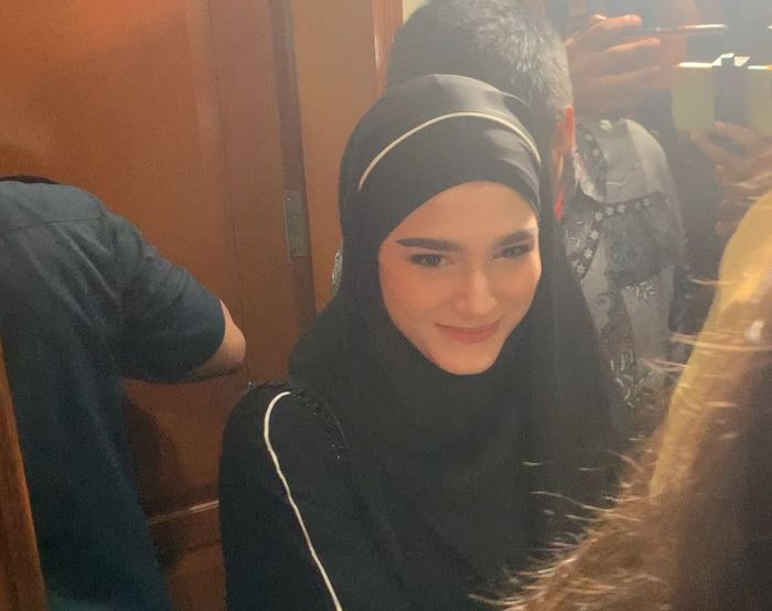 Pantauan Grid.ID, Yasmine Ow hadir di Pengadilan Agama Cibinong pukul 10.09 WIB. 