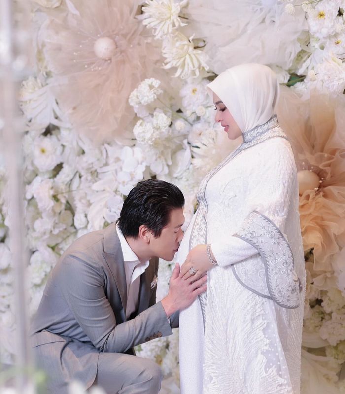 Reino Barack mencium perut Syahrini yang sedang hamil 7 bulan. 