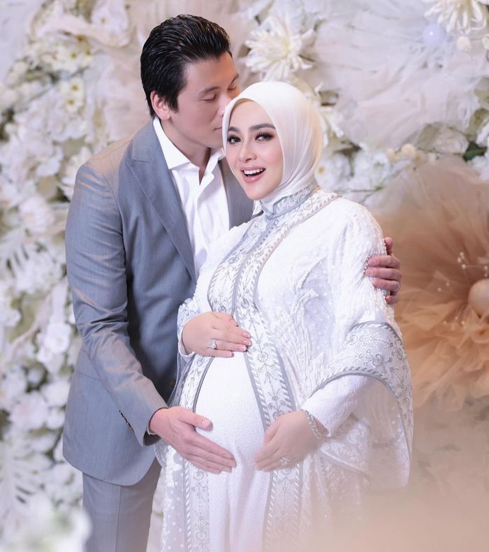 Foto maternity Syahrini dalam balutan busana nuansa putih. 