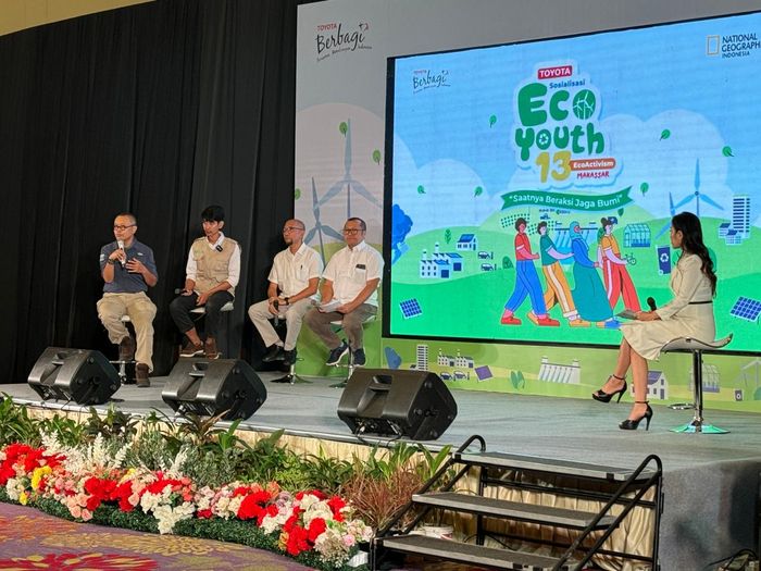 Managing Editor National Geographic Indonesia, Mahandis Yoanata Thamrin (paling kiri), mengapresiasi program Toyota Eco Youth ini karena mengajak generasi muda untuk merumuskan permasalahan lingkungan dan mencari solusi berkelanjutannya.