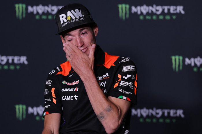 Pembalap Aprilia Racing, Aleix Espargaro, emosional setelah mengumumkan akan pensiun setelah MotoGP musim 2024 berakhir, dalam konferensi pers di Sirkuit Catalunya, Montmelo, Spanyol, 23 Mei 2024.