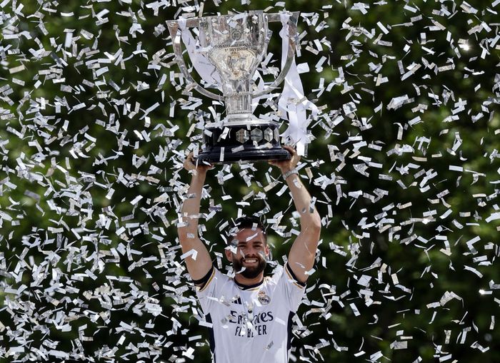 Kapten Real Madrid, Nacho Fernandez, mengangkat trofi juara Liga Spanyol yang dimenangkan timnya musim ini (12/5/2024).