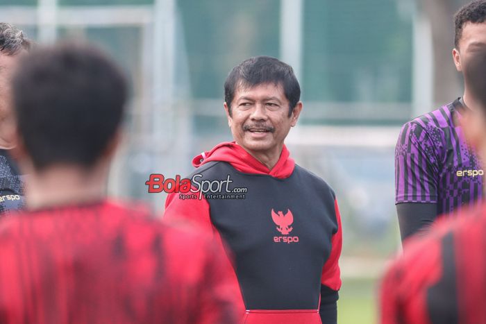 Pelatih timnas U-20 Indonesia, Indra Sjafri, sedang memberikan intruksi kepada para pemainnya di Lapangan B, Senayan, Jakarta, Jumat (24/5/2024).