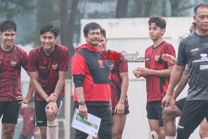 Pelatih timnas U-20 Indonesia, Indra Sjafri, sedang memantau para pemainnya di Lapangan B, Senayan, Jakarta, Jumat (24/5/2024).