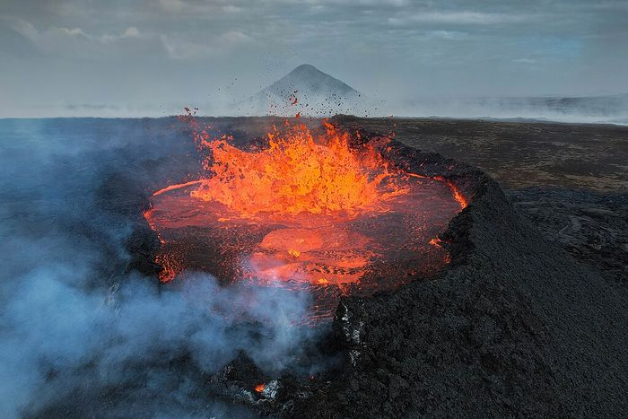 Letusan gunung berapi di Fagradalsfjall sebelah Litli-Hr&uacute;tur di Islandia pada tahun 2023 ditangkap dari jarak dekat dengan drone. Pelajari bagaimana gunung berapi terbentuk di artikel ini! Jelajahi kaitannya dengan lempeng tektonik dan temukan 3 cara utama gunung berapi tercipta.