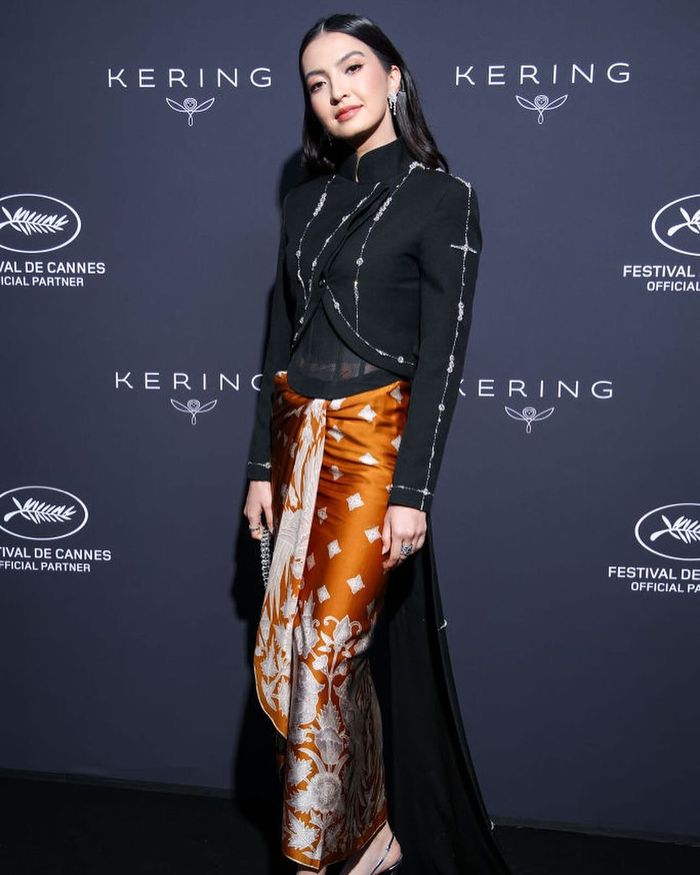 Penampilan Raline Shah kenakan kebaya Wilsen Willim dan batik Irwan Tirta.