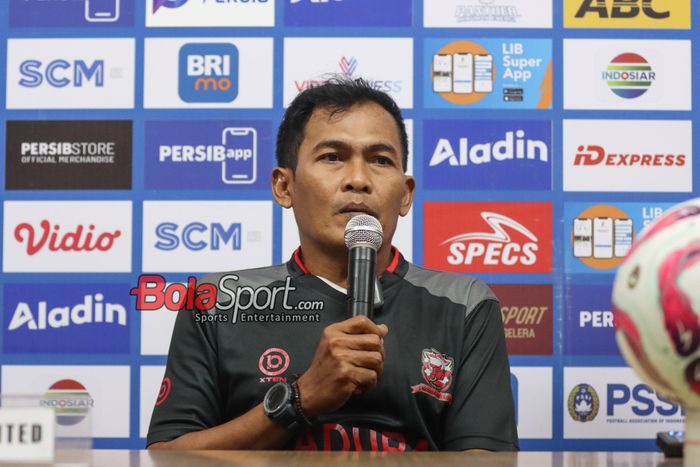 Pelatih caretaker Madura United, Rakhmad Basuki, sedang memberikan keterangan kepada awak media di Stadion Si Jalak Harupat, Bandung, Jawa Barat, Sabtu (25/5/2024).