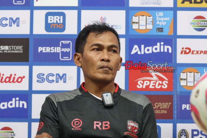 Pelatih caretaker Madura United, Rakhmad Basuki, sedang memberikan keterangan kepada awak media di Stadion Si Jalak Harupat, Bandung, Jawa Barat, Sabtu (25/5/2024).