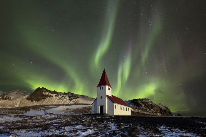 Ada dua jenis aurora yaitu aurora borealis dan aurora australis.