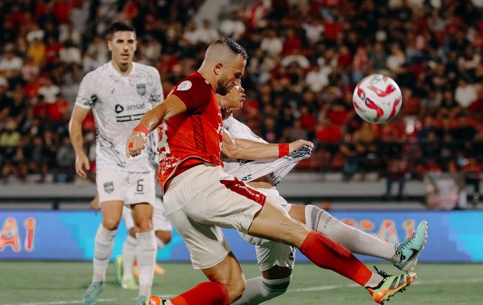 Aksi penyerang Bali United, Ilija Spasojevic, pada laga perebutan peringkat ketiga Liga 1 2023/2024 lawan Borneo FC di Stadion Kapten I Wayan Dipta, Bali, Sabtu (25/5/2024).