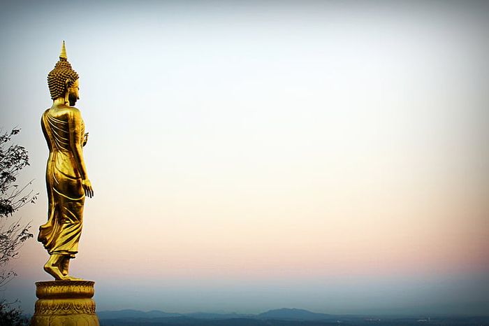 Patung Buddha. Menurut ajaran Buddha, setiap orang bisa belajar hidup sederhana dan bahagia. Bagaimana pandangan ini bisa membantu kita menghadapi krisis iklim?