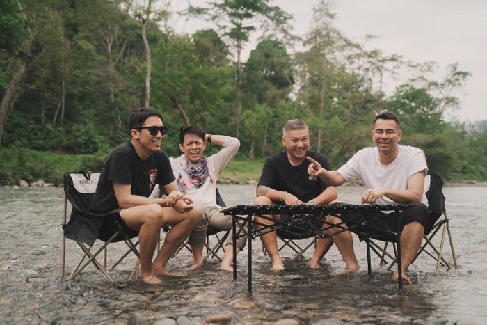 Raffi Ahmad boyong Ariel NOAH, Desta dan Gading Marten mandi di sungai. 