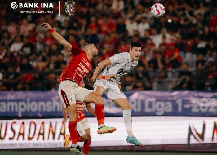 Suasana laga antara Bali United vs Borneo FC pada laga leg pertama perebutan peringkat ketiga terbaik Championship Series Liga 1 2023-2024.