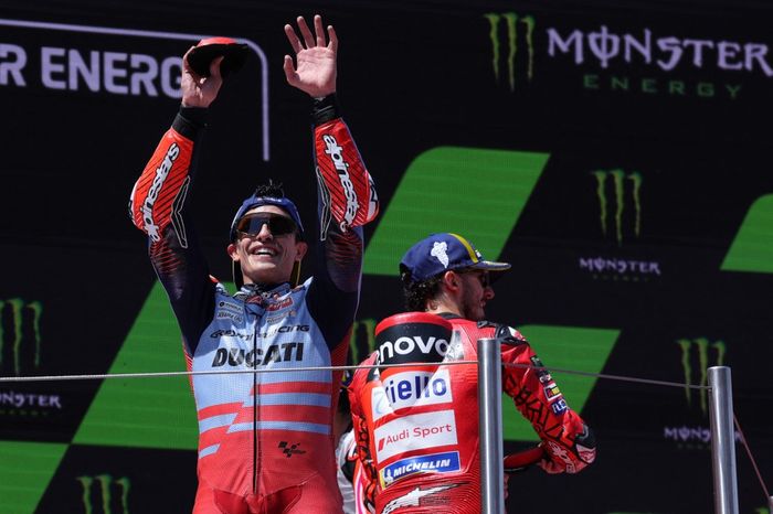 Marc Marquez (kiri) dan Francesco Bagnaia (kanan) berselebrasi usai tampil apik pada MotoGP Catalunya 2024, Minggu (26/5/2024)