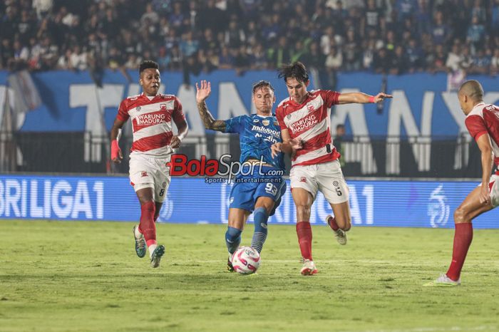 Dua pemain Madura United, Jacob Mahler (kanan) dan Hugo Gomes alias Jaja (kiri) sedang membayangi pilar Persib Bandung bernama Stefano Beltrame (tengah) dalam laga leg pertama final Liga 1 2023 di Stadion Si Jalak Harupat, Bandung, Jawa Barat, Minggu (26/5/2024).