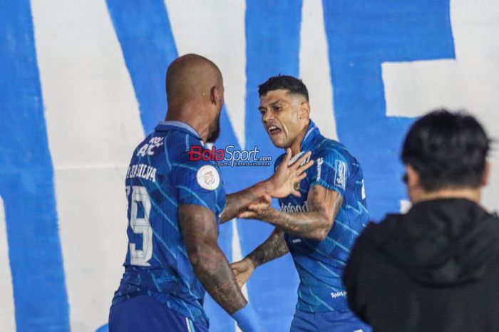 Ciro Alves sedang melakukan selebrasi seusai mencetak gol dalam laga leg pertama final Liga 1 2023 antara Persib Bandung versus Madura United di Stadion Si Jalak Harupat, Bandung, Jawa Barat, Minggu (26/5/2024).