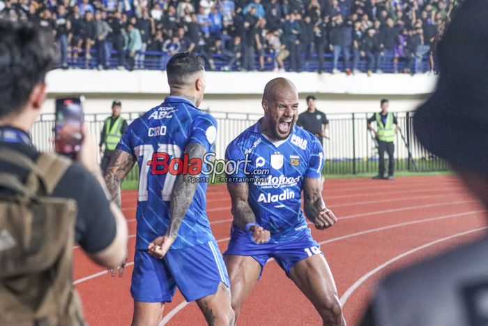 David Da Silva sedang melakukan selebrasi seusai mencetak gol dalam laga leg pertama final Liga 1 2023 antara Persib Bandung versus Madura United di Stadion Si Jalak Harupat, Bandung, Jawa Barat, Minggu (26/5/2024).