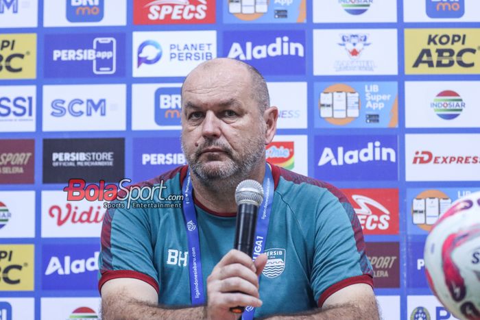 Pelatih Persib Bandung, Bojan Hodak, sedang memberikan keterangan kepada awak media di Stadion Si Jalak Harupat, Bandung, Jawa Barat, Minggu (26/5/2024).