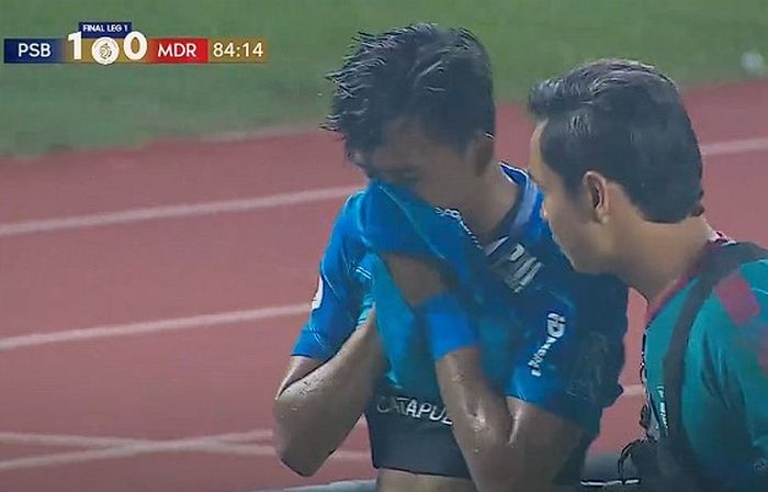 Kesedihan Edo Febriansah yang mengalami cedera saat Persib Bandung lawan Madura United pada leg pertama final Championship Series Liga 1 2023/2024.