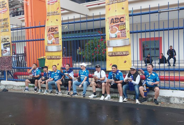 Suporter Persib Bandung yang terlihat asik makan bakso jelang pertandingan antara Persib Vs Madura United di Stadion Si Jalak Harupat, Kabupaten Bandung, Senin (26/5/2024).