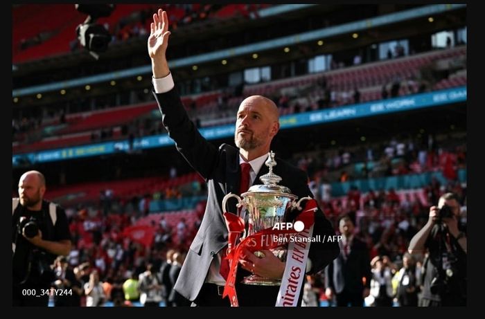 Erik ten Hag membawa Man United juara Piala FA usai kalahkan Man City pada final di Wembley (25/5/2024).