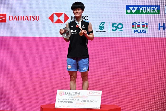 Tunggal putri China, Wang Zhi Yi,  berpose setelah memenangkan final Malaysia Masters 2024 di Kuala Lumpur, Malaysia, 26 Mei 2024.