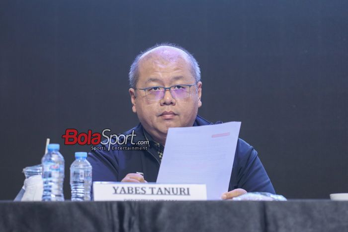 CEO (Chief Executive Officer) Bali United, Yabes Tanuri, sedang memberikan keterangan kepada awak media di Bali United Office, Kebon Jeruk, Jakarta, Senin (27/5/2024).