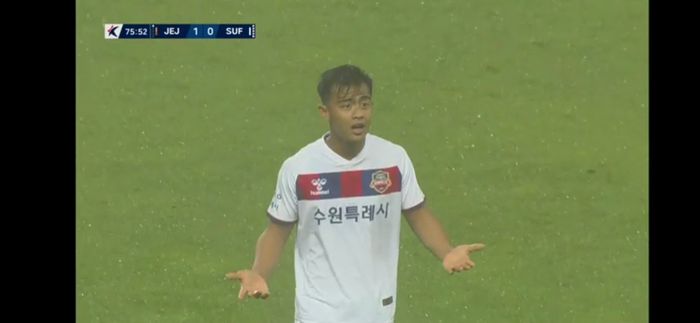 Bek timnas Indonesia, Pratama Arhan, mendapat kartu merah ketika debut bersama Suwon FC di K-League 1.