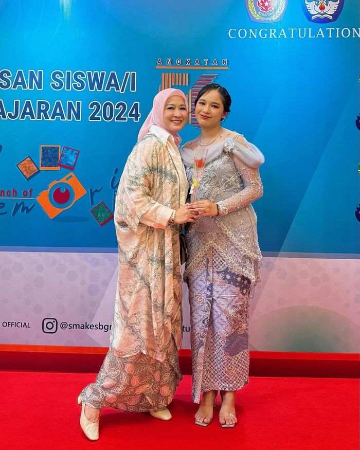 Shakiena bersama sang bunda, Okie Agustina.
