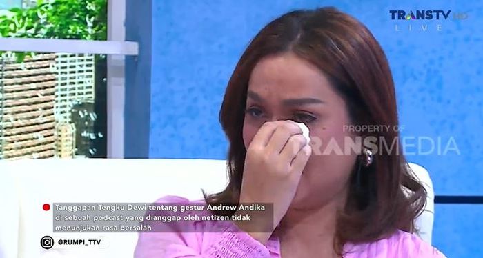 Tangis Tengku Dewi pecah ketika membahas anak perempuan dalam kandungannya, di acara Rumpi episode Selasa (28/5/2024)