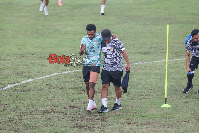 Yance Sayuri sempat mendapatkan perawatan medis saat latihan bersama timnas Indonesia di Lapangan B, Senayan, Jakarta, Selasa (28/5/2024).