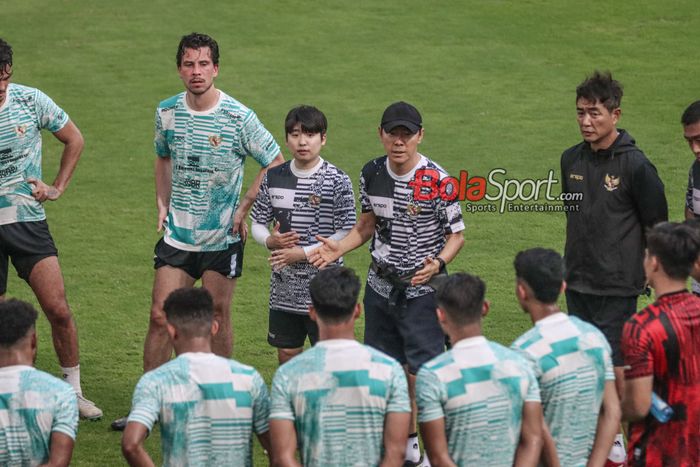 Pelatih Timnas Indonesia, Shin Tae-yong, sedang memberikan instruksi kepada para pemainnya berlatih di Lapangan B, Senayan, Jakarta, Selasa (28/5/2024).