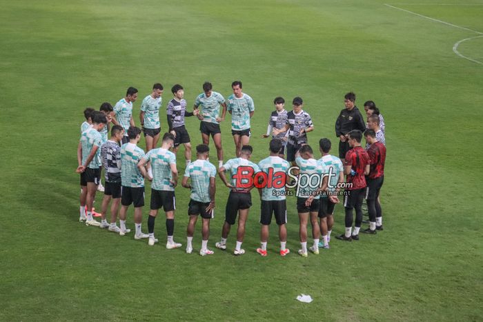 Timnas Indonesia besutan Shin Tae-yong sedang berlatih di Lapangan B, Senayan, Jakarta, Selasa (28/5/2024). Indonesia akan menghadapi Tanzania pada 2 Juni, sebelum melawan Irak pada 6 Juni dan melawan Filipina pada 11 Juni 2024.