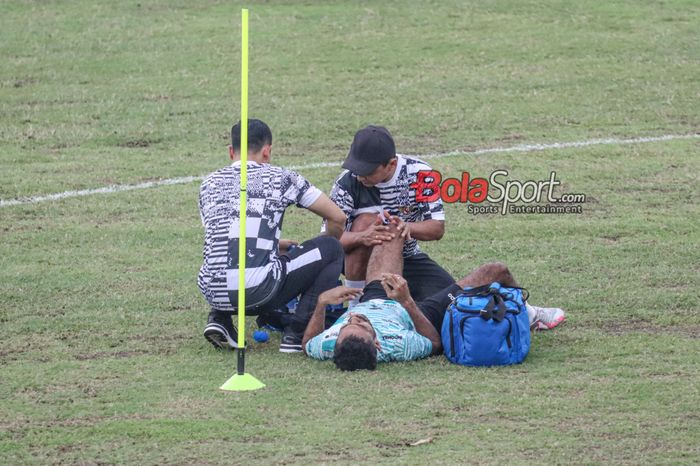 Yance Sayuri sempat mendapatkan perawatan medis saat latihan bersama timnas Indonesia di Lapangan B, Senayan, Jakarta, Selasa (28/5/2024).