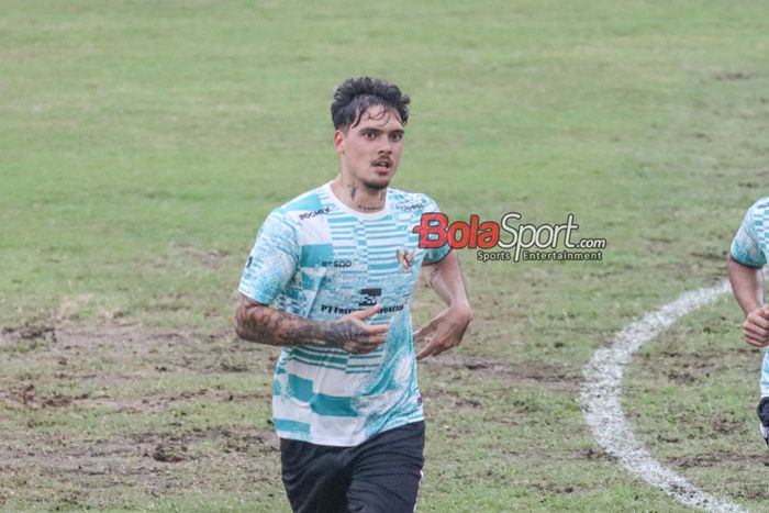 Shayne Pattynama sedang berlatih bersama timnas Indonesia di Lapangan B, Senayan, Jakarta, Selasa (28/5/2024).