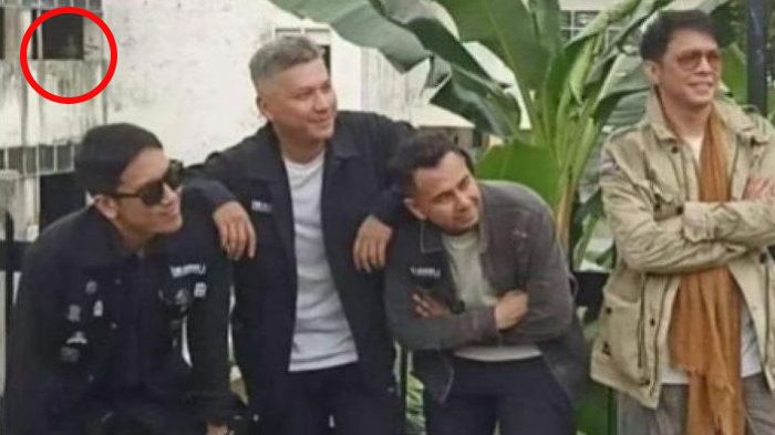 Penampakan di foto bareng Raffi Ahmad, Ariel Noah, Gading Marten dan Desta