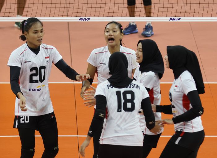 Pemain timnas voli putri Indonesia dalam pertandingan menghadapi India pada AVC Challenge Cup 2024 di Manila, Filipina, 28 Mei 2024.