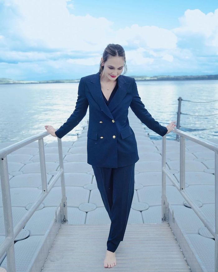 OOTD formal Luna Maya di Swiss.