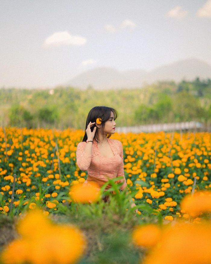 Penampilan Fuji kenakan kebaya Bali.