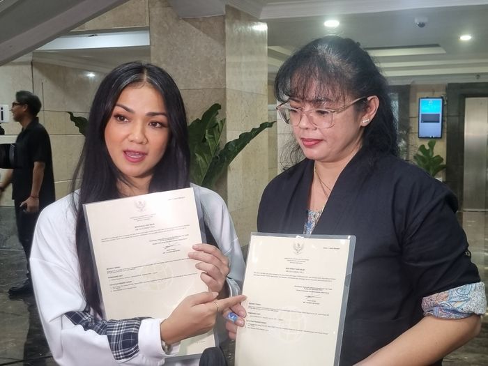 AHY serahkan sertifikat tanah Nirina Zubir di Kantor Kementerian Agraria dan Tata Ruang/Badan Pertanahan Nasional di Blok M, Jakarta Selatan, Rabu (29/5/2024).