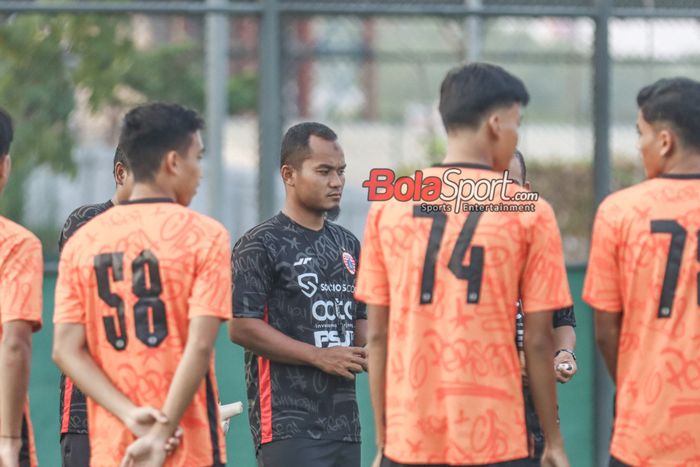 Asisten pelatih Persija Jakarta, Ferdiansyah, sedang memantau para pemainnya berlatih di Lapangan Latih JIS, Rabu (29/5/2024).