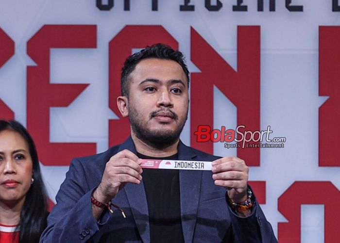 Anggota Komite Eksekutif (Exco) PSSI, Muhammad, sedang melakukan drawing Piala AFF U-16 2024 di Kawasan Jakarta, Senayan, Jakarta, Kamis (30/5/2024).