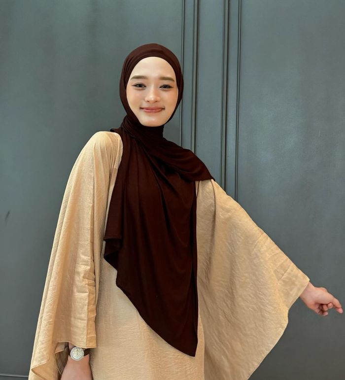 Inara Rusli tampil modis kenakan kaftan dan pashmina berwarna cokelat.